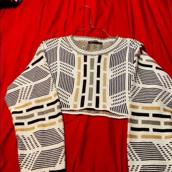 2-pc long sleeve crop top with matching shorts - Picture 3 of 3